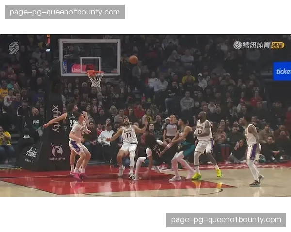 述评：湖人惜败国王，比赛末段一次有争议的阻挡-进攻犯规吹罚引热议