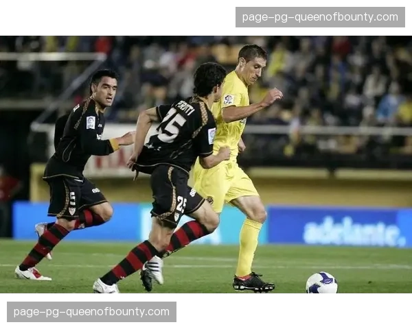 报道：塞维利亚主场对阵比利亚雷亚尔，上半场已出现三张黄牌，比赛强度极高。